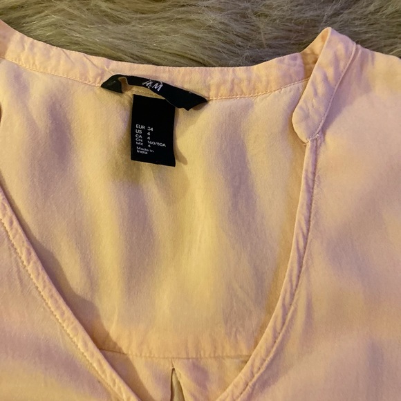 H&M blush pink sleeveless blouse with gold buttons - Picture 4 of 8